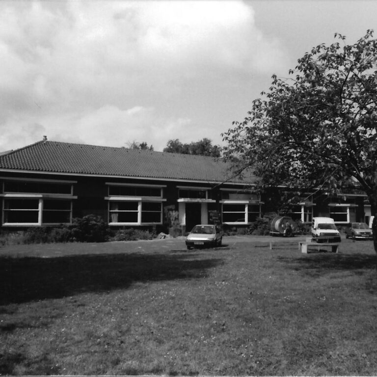 Zwart-witfoto van het oude schoolgebouw aan de Van Seumerenlaan in Uithoorn