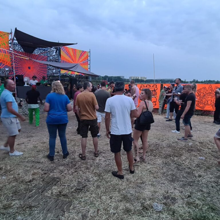 Publiek bij een dj-podium tijdens een openluchtfeest